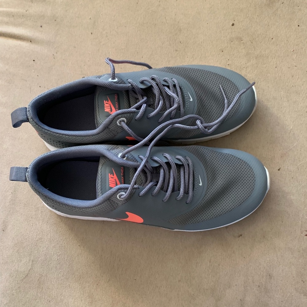 grey and peach nike shoes ( 5.5 never worn)